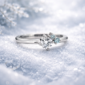1200x1200_1173427_Cerise Lumi sormus laboratoriotimantti valkokulta engagement ring lab grown diamond sininen timantti koko 15.25