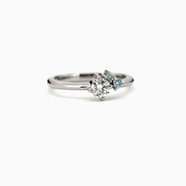 1200x1200_58994_Cerise Lumi sormus laboratoriotimantti valkokulta engagement ring lab grown diamond sininen timantti_1 1200x1200_58994_Cerise Lumi sormus laboratoriotimantti valkokulta engagement ring lab grown diamond sininen timantti_1
