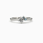 1200x1200_65112_Cerise Lumi sormus laboratoriotimantti valkokulta engagement ring lab grown diamond sininen timantti