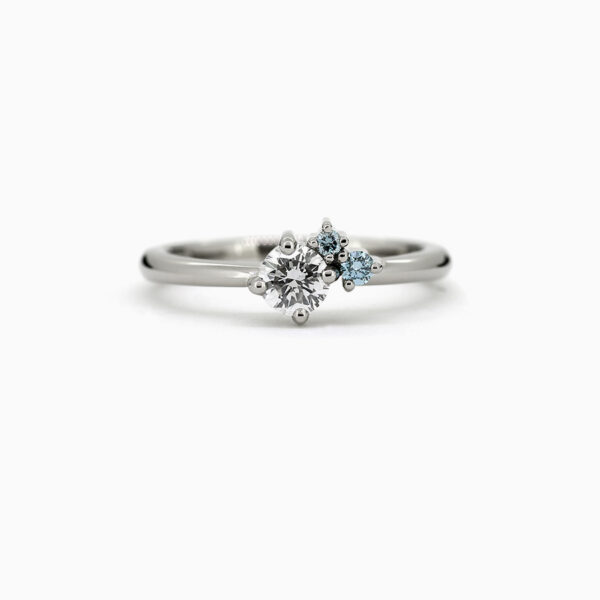 1200x1200_65112_Cerise Lumi sormus laboratoriotimantti valkokulta engagement ring lab grown diamond sininen timantti 1200x1200_65112_Cerise Lumi sormus laboratoriotimantti valkokulta engagement ring lab grown diamond sininen timantti