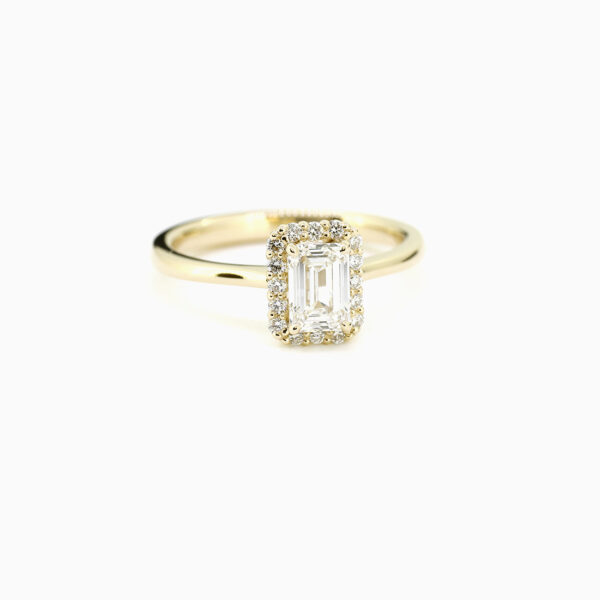 1200x1200_105273_Gabrielle halosormus smaragdihiontainen laboratoriotimantti lab grown emerald cut halo engagement ring_6 1200x1200_105273_Gabrielle halosormus smaragdihiontainen laboratoriotimantti lab grown emerald cut halo engagement ring_6