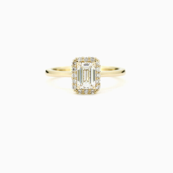 1200x1200_106158_Gabrielle halosormus smaragdihiontainen laboratoriotimantti lab grown emerald cut halo engagement ring_2 1200x1200_106158_Gabrielle halosormus smaragdihiontainen laboratoriotimantti lab grown emerald cut halo engagement ring_2