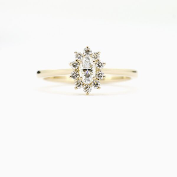 1200x1200_390797_Celestine Halosormus keltakulta halo engagement ring ovaali moissaniitti moissanite 1200x1200_390797_Celestine Halosormus keltakulta halo engagement ring ovaali moissaniitti moissanite