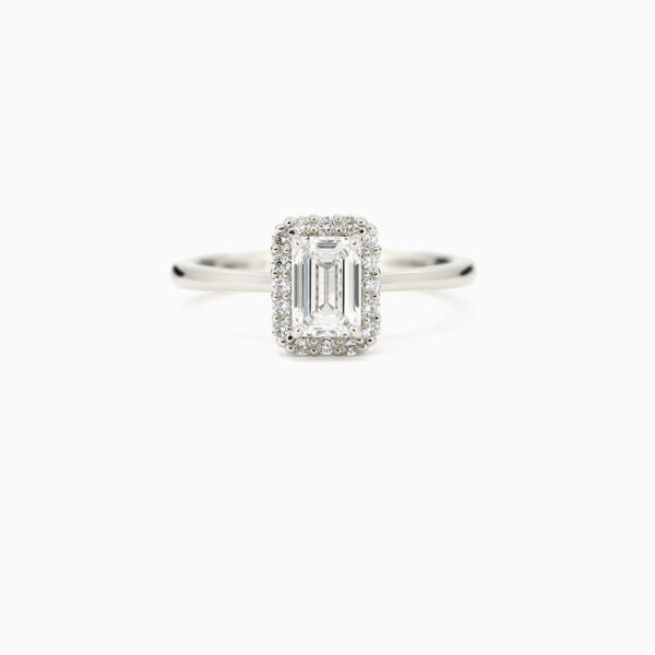 1200x1200_87300_Gabrielle halosormus smaragdihiontainen laboratoriotimantti lab grown emerald cut halo engagement ring_7 1200x1200_87300_Gabrielle halosormus smaragdihiontainen laboratoriotimantti lab grown emerald cut halo engagement ring_7