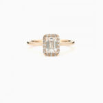 300x300_106904_Gabrielle halosormus smaragdihiontainen laboratoriotimantti lab grown emerald cut halo engagement ring_1