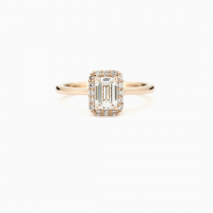 300x300_106904_Gabrielle halosormus smaragdihiontainen laboratoriotimantti lab grown emerald cut halo engagement ring_1 300x300_106904_Gabrielle halosormus smaragdihiontainen laboratoriotimantti lab grown emerald cut halo engagement ring_1