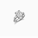 1200x1200_122518_Gala sormus smaragdihiontainen laboratoriotimantti emerald cut lab grown diamond ring kopio